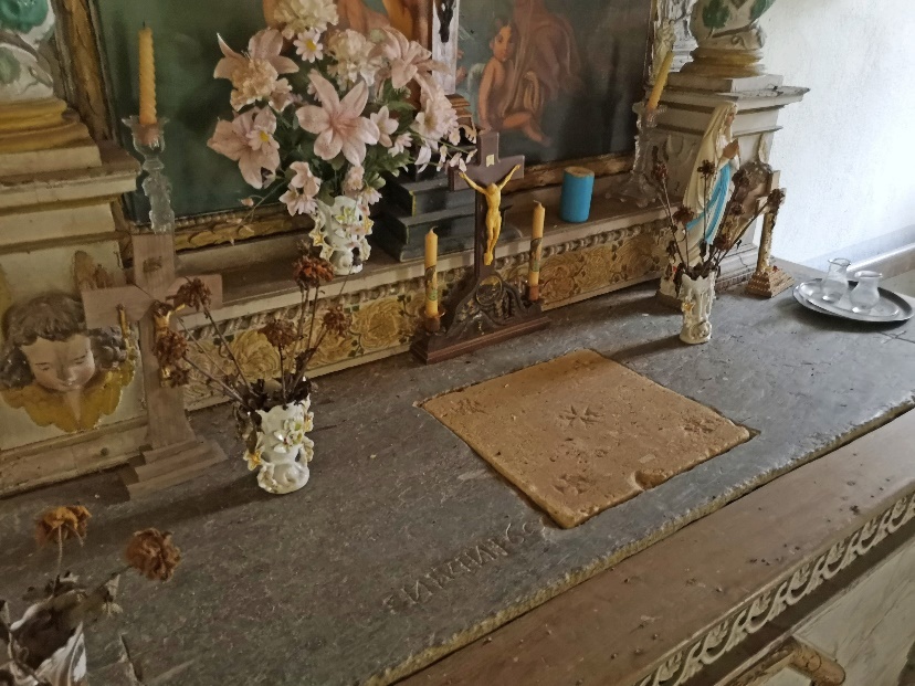 Objets remarquables : retable, statues, détails