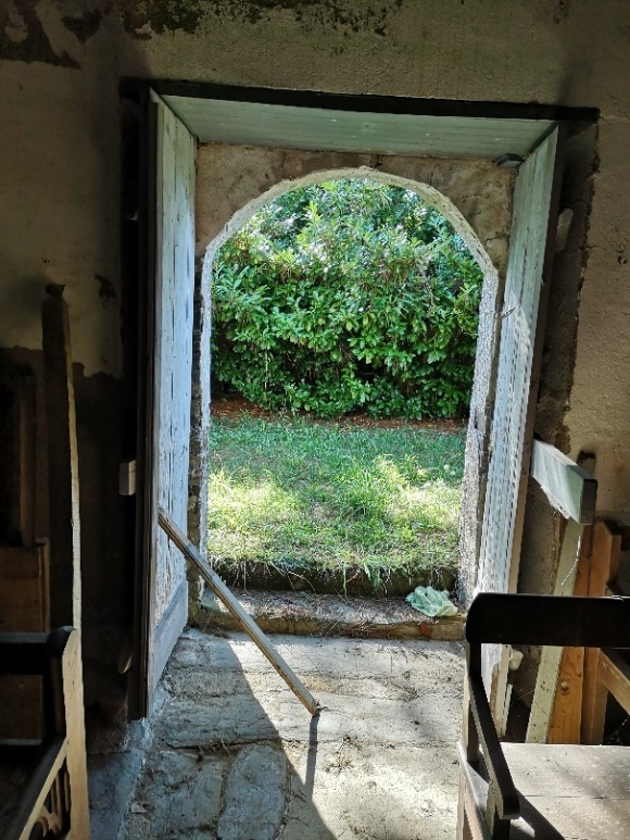 Intérieur de la chapelle : statues, retable, usages