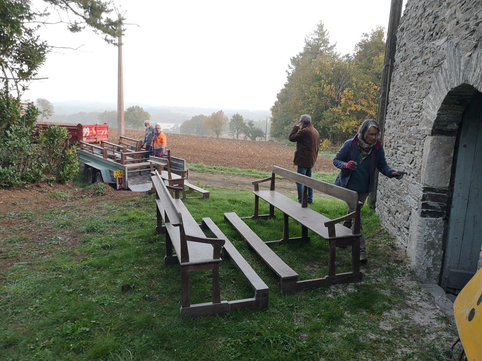 Le mobilier de la chapelle entreposé chez les Soeurs